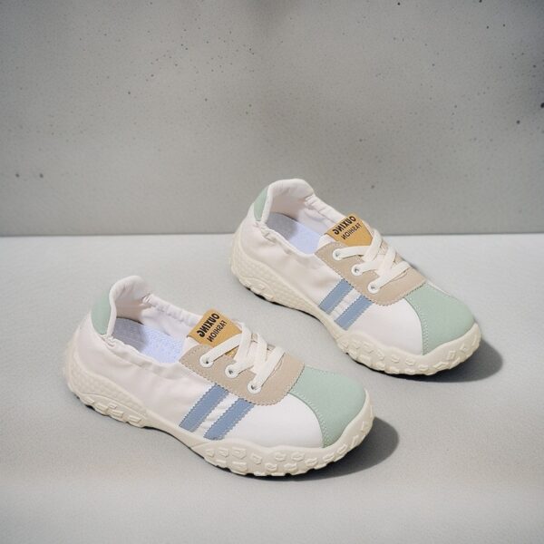 Made in China, the white sneakers with leather surface are light and comfortable for autumnQ3006