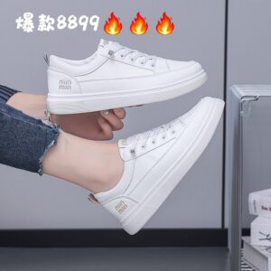 Zapatillas deportivas casuales ligeras con suela blanda de cuero blanco para mujeres con suela plana en China 8899