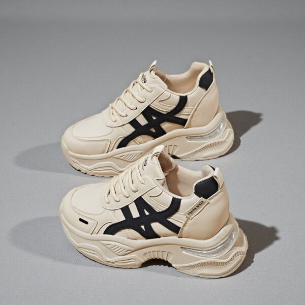 China-made women's white leather-soled soft-soled lightweight casual sports board shoes with thick heels AT907