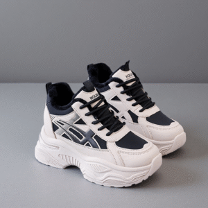 Women's running shoes with height-increasing features V501