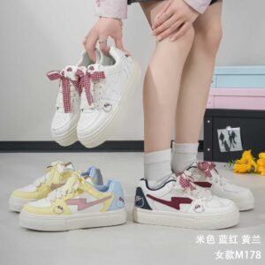 The 2026 Spring/Autumn collection features comfortable, breathable casual KT white sneakers with cat leather uppers – a best-selling sports shoe model M178.